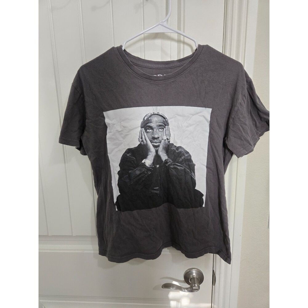 2Pac Tupac Shakur Men’s Medium Gray Graphic T-Shirt Rap Hip Hop Portrait Tee